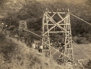 Fresno, California: 1890 C.C. Curtisによるこの写真は、ハイラム・T・スミスとオースティン・D・ムーアが、彼らの会社であるKings River Lumberのためにシエラ山脈から木材を輸送するために建設した水路の一部であるKings Riverに架かるスミス・アンド・ムーア橋である。 作： Unbekannt