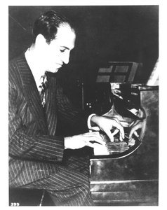 ジョージ・ガーシュイン（1898-1937）アメリカの作曲家、ピアノを弾く（1935年頃）（モノクロ写真 作： Unbekannt