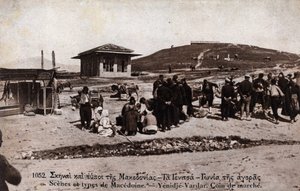ギリシャ, マケドニア, ジャンニツァ (ヤニツァ): イェニチェ・バルダールでの行進 - ポストカード 1914-1918年 作： William M. Timlin