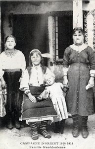ギリシャ、マケドニア：マケドニア人家族の肖像 - ポストカード 1914-1918 作： William M. Timlin