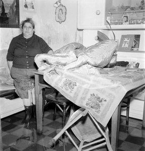 ヴェネツィアの高潮（acqua altaまたは洪水）：家にいる住人。1962年 ベニス 作： Unbekannt