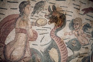 アリオンの館。マリンシーン。海洋生物。ネレイデスとトリトン。3〜4世紀。シチリア、カサーレのローマ・ヴィラ。ユネスコのサイト。 作： William M. Timlin