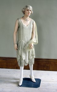 シルクジョーゼットの重厚なビーズをあしらったイブニングドレス 作： Unbekannt