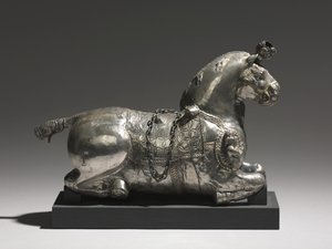 馬型の飲用容器、200-325 作： Unbekannt