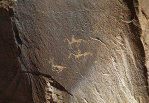 米国アリゾナ州ナバホ族インディアン居留地キャニオン・デ・シェイ国定公園、レッジ・ルインのペトログリフ、狩猟風景（写真 作： Benjamin Baud