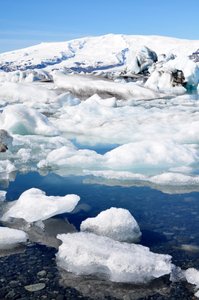 アイスランド、ヨークルスアゥルロゥン氷河ラグーンの氷山と流氷（写真）