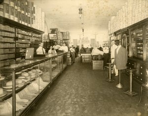 304-6 12th Avenue (Flagler Street)のJohn Sewell & Co.Shoe Storeの内部。12番街（フラグラー・ストリート）304-6番地の靴屋の内部、1910年頃（モノクロ写真