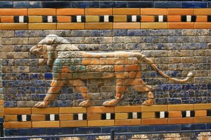 イシュタル門はもともとベル神殿に属し、バビロン (イラク) にネブカドネザル 2 世王によって建てられた - イシュタル門、詳細、ペルガモン博物館、博物館島、ベルリン、ドイツ、ヨーロッパ