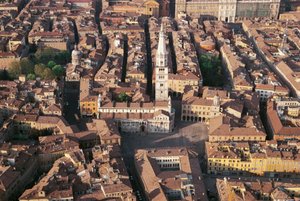 イタリア、エミリア・ロマーニャ州、モデナ、大聖堂のある街の航空写真 作： Benjamin Baud