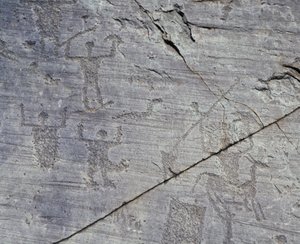 イタリア、ロンバルディア州、ヴァルカモニカ、ナクアン国立公園の岩絵のクローズアップ 作： Benjamin Baud