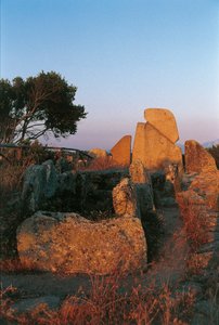 イタリア、サルデーニャ島、アルザチェナ、オルビア・テンピオ県、リ・ロンギ巨人の墓、背面図 作： Nicolas d