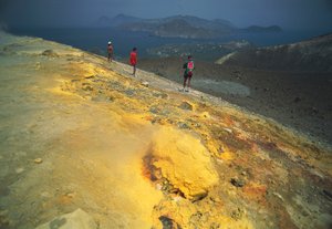 イタリア、シチリア島、エオリア諸島、メッシーナ、ヴルカーノ島、噴気孔と背景にリパリ島 作： Benjamin Baud