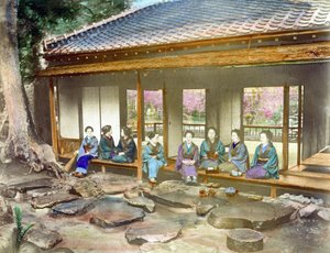 1890年頃の日本。庭にいる日本人女性。1890年頃の手彩色写真。 作： Unbekannter Künstler