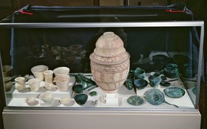 紀元前2500～2400年頃の「財宝の入った壺」（テラコッタ、アラバスタ、オマーンの銅、石材 作： Unbekannt