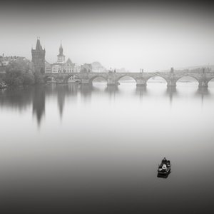 カレル橋、スタディ 2、プラハ、チェコ共和国、2015 年 (白黒写真) 作： Leopold Blonder