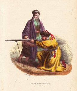 カザンのタタール人一家（ロシア、タタールスタン） - 毛皮の帽子と毛皮の裏地のコートを着た男がマスケット銃を撃ち、毛皮のロングコートを着た女と子供がいる - Mercierによる手彩色木版画（「Customs, Uses et Costumes de tous les Peuples du Mon」より 作： Unbekannter Künstler