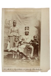 王族のローブを着たデューク王と家族、ナイジェリア、オールドカラバル、1890年頃（アルビネン・プリント 作： Unbekannt