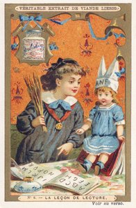 読書のレッスン少女は、人形にダンチキャップをかぶり、棒で脅しながらアルファベットを読ませる。19世紀末、ロンドンのリービッヒ社の広告用クロモリトグラフ。サイズ : 11 x 7 cm