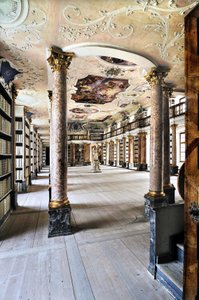 オットーボイレン、バヴィエール、ドイツ、ヨーロッパのベネディクト会修道院の図書館。 写真撮影 作： Unbekannter Künstler
