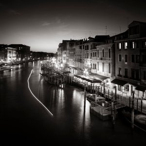 ライト トラフィック、ベニス、イタリア、2013 年 (b/w 写真) 作： Leopold Blonder