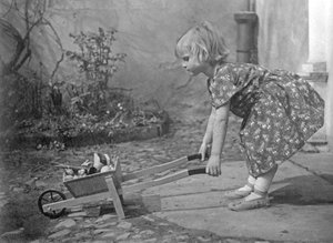 手押し車で遊ぶ少女1931年頃の写真 作： Unbekannt