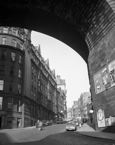 英国ニューカッスル・アポン・タイン、ザ・サイドからディーン・ストリートを見る（1963年11月）（モノクロ写真 作： Unbekannt