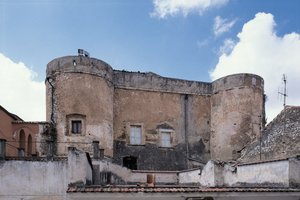 城のローアングル写真（イタリア、プーリア州、ガルガノ国立公園、サン・ニコロ・ガルガニコ 作： Benjamin Baud