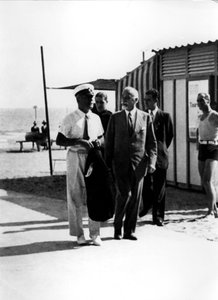 モストラ・デル・シネマ」1930年：「リド」の替え玉ベニート・ムッソリーニと伯爵ジュゼッペ・ボルピ・ディ・ミスラータ ベニス 作： Unbekannt