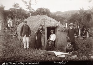 1875年頃、先住民族の布「タッパ」を作る様子（セピア色の写真