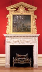 ウィリアム・ケント（1684-1748）作、オジーとくぼみのある彫刻が施された大理石の煙突に、「オーロラ」マスクが施され、建築的なデザインの金箔張りオーバーマンテルミラーが付いています。 作： Unbekannt