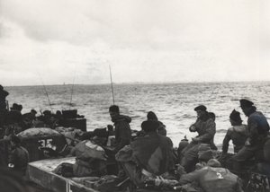オランダ・ワルヘレン上陸作戦でウェストカペレに接近するLCT（上陸用舟艇）532に乗る41（RM）コマンドーの海兵隊員たち