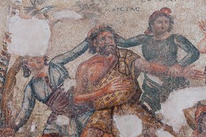 マルシアスと二人のスキタイ人がアポロの評決を実行し、生きたまま皮を剥がれる木の方へ連れて行く - マルシアスと芸術の神アポロの音楽コンテストの最後の瞬間の詳細 - パフォスのモザイク画、アイオンの家、第3世紀 作： Unbekannt