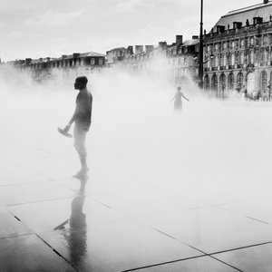 水鏡、フランス、2012年 (白黒写真) 作： Leopold Blonder