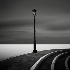 月光、ブラーノ島、イタリア、2014年 (白黒写真) 作： Leopold Blonder