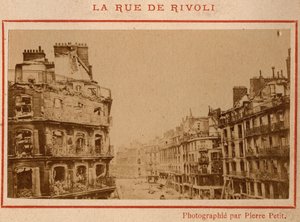 パリの自治体（1871年）：1871年5月、パリのリヴォリ通りにある火事場の建物の様子。Pierre Pepetitの写真。厚紙にプリント、Dim.9x5,4 cm 作： Unbekannt