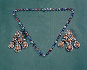 多色ペーストを使ったネックレスとイヤリングセット、1760年頃 作： Unbekannt