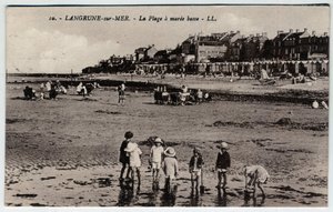 ノルマンディー、カルヴァドス（14）、ラングーン・シュル・メール（Langrune-sur-Mer）：マリーエの浜辺で遊ぶ子供たちのグループ 低い ポストカード 19世紀後半～20世紀初頭