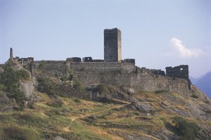 建物の古い廃墟、サンジェルマン城、モンジョヴェー、ヴァッレ・ダオスタ、イタリア 作： Benjamin Baud