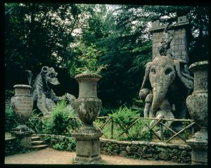 ハンニバルの象の一つと、ライオンと戦うドラゴン。ジャコモ・バロッチ・ダ・ヴィニョーラ（1507-73）の設計により、オルシーニ公爵が1550-63年に整備した庭園「モストリ公園」の彫刻（石）（写真）（詳細は6を参照 作： Unbekannt
