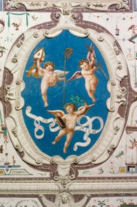 3人のプッティが描かれた楕円形（1560年）、グロテスクの間の天井の細部、デラ・マンタ城、マンタ（クーネオ）、ピエモンテ、イタリア 作： William M. Timlin