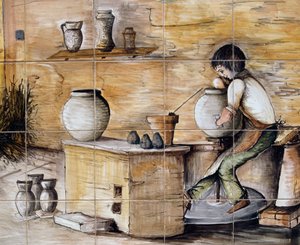 イタリア、シチリア島、サント・ステファノ・ディ・カマストラ、Ceramiche Desuirの手による、陶器作りの場面を描いたマイオリカ製彩色パネル、詳細 作： William M. Timlin