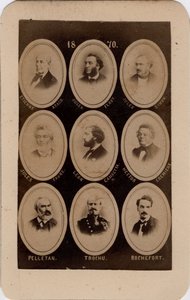 パリ・コミューン（1871年）：フランス社会党の政治家たちの肖像：左から右、上から下へ。エティエンヌ・アラゴ、ジュール・フェリー、ジュール・シモン、ジュール・ファーヴル、レオン・ガンベッタ、エクトル・クレミュー、ペレタン、トロチュ、ロシュフォール。厚紙にプリント 作： Unbekannt