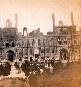 パリ・コミューン（1871年）：1871年5月の火災後のホテル・ドゥ・ヴィルの風景。匿名の写真撮影。厚紙にプリント Dim.8,5x8 cm 作： Unbekannt