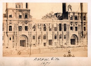 パリ・コミューン（1871年）：1871年5月の火災後のホテル・ドゥ・ヴィルの風景。匿名の写真撮影。厚紙にプリント Dim.15x10 cm 作： Unbekannt