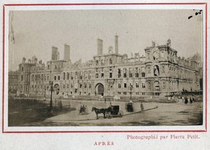 パリ・コミューン（1871年）：1871年5月に火災にあったパリのホテル・ド・ヴィルの様子。Pierre Pepetitの写真。厚紙にプリント、Dim.9x5,4 cm 作： Unbekannt