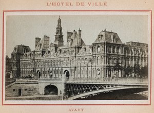 パリ・コミューン（1871年）：1871年5月に火事になる前のパリのホテル・ド・ヴィルの様子。Pierre Pepetitの写真。厚紙にプリント、Dim.9x5,4 cm 作： Unbekannt