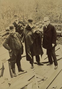 フィリップ・ウェッブ（1831-1915）ウィリアム・モリスのために建てられた「赤い家」の建設中（モノクロ写真 作： Unbekannt