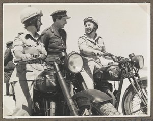 兵役補助隊や中東の英軍に関する写真65点を収めたアルバムからの写真 作： Unbekannt