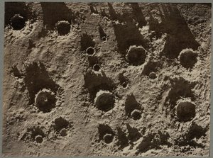 月のクレーター模型の写真 作： Unbekannter Künstler