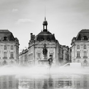 ブルス広場、フランス、2012年 (白黒写真) 作： Leopold Blonder